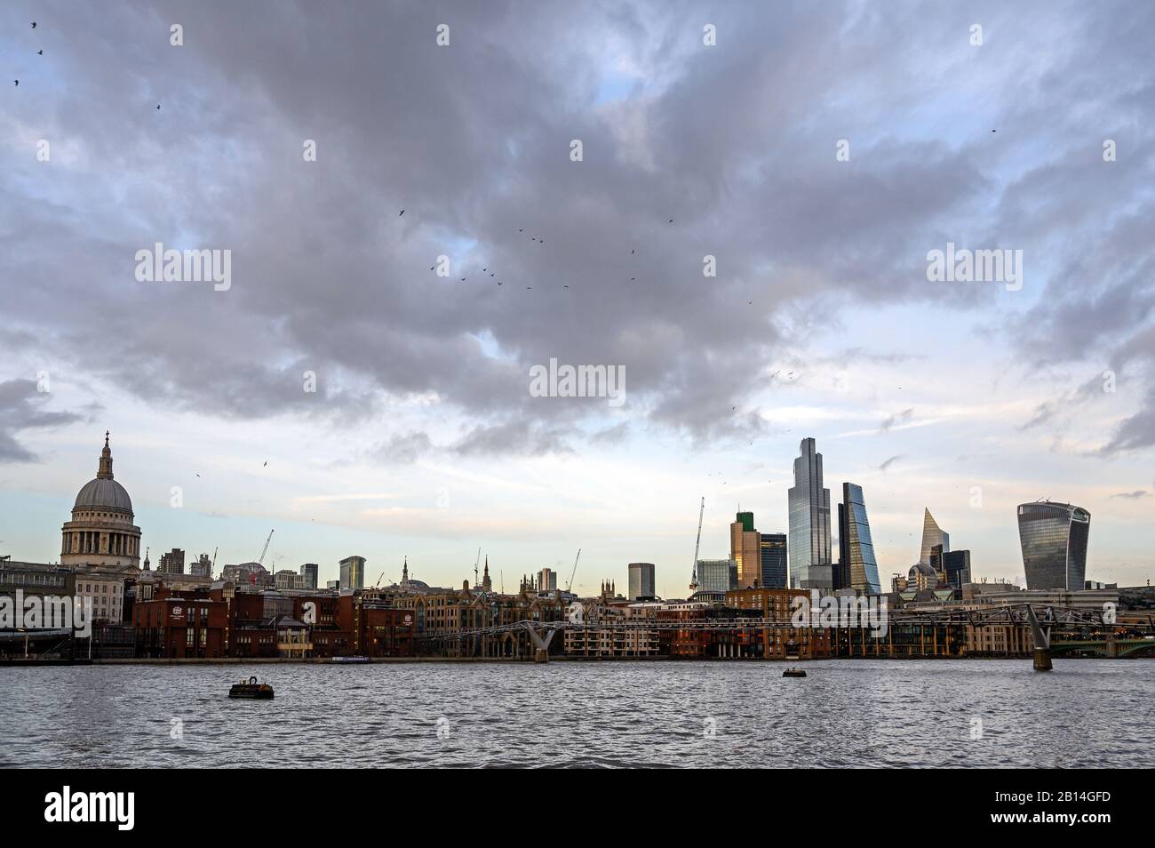 City of London, Großbritannien mit Blick auf die Themse und die St Paul's Cathedral. Stadtbild des Geschäftsviertels mit der St Paul's Cathedral. London 2020. Stockfoto