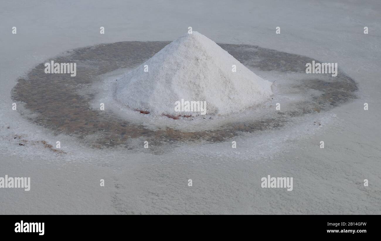 Weißes Salz sammelte sich in einen Haufen, auf einem Salzfeld. Stockfoto