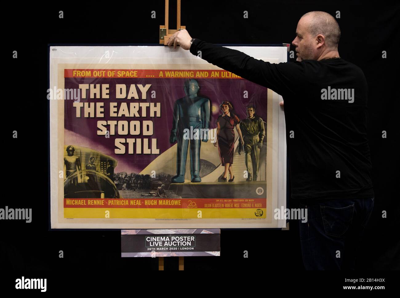 Rep Store-Poster-Berater Mark Hochman passt ein UK Quad-Poster für den Film „The Day The Earth Standing Still“ von 1951 an (Schätzung: 11.000 Â£-13.000 Â£), während einer Vorschau auf die kommende Kinoposterauktion im Prop Store. Stockfoto