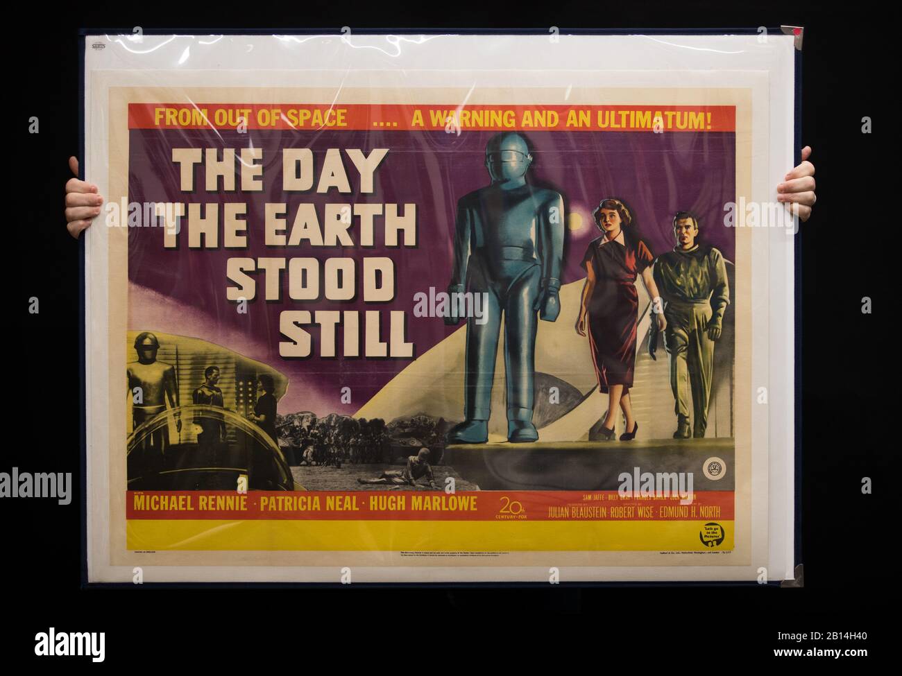 Rep Store-Poster-Berater Mark Hochman hält ein britisches Quad-Poster für den Film „The Day The Earth Standing Still“ (Schätzung: 11.000 Â£-13.000 Â£) aus dem Jahr 1951 während einer Vorschau auf die kommende Kinoposterauktion im Prop Store. Stockfoto