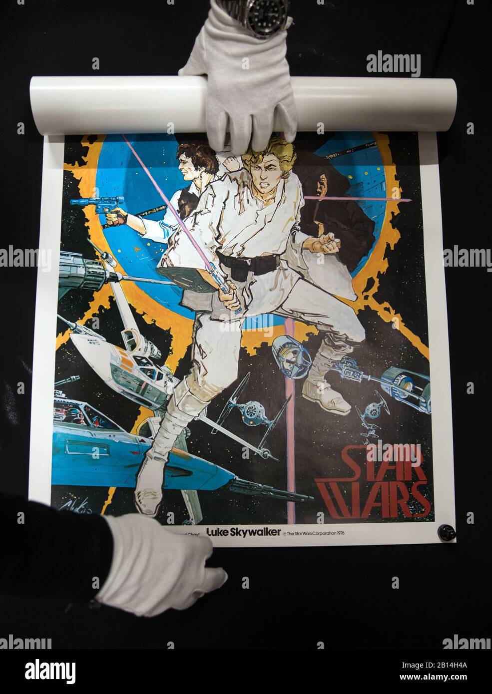 Rep Store-Poster-Berater Mark Hochman rollt ein spezielles Einblatt-Poster aus dem Jahr 1976 für den Film „Star Wars: A New Hope“ aus dem Jahr 1977 (Schätzung: Â£1k - Â£2k) während einer Vorschau auf die kommende Kinoposterauktion im Prop Store auf. Stockfoto