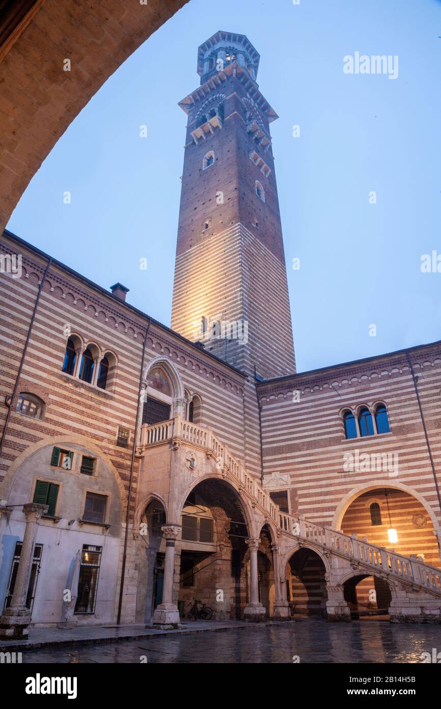 Verona - Der Lamberti-Turm in der Morgendämmerung. Stockfoto