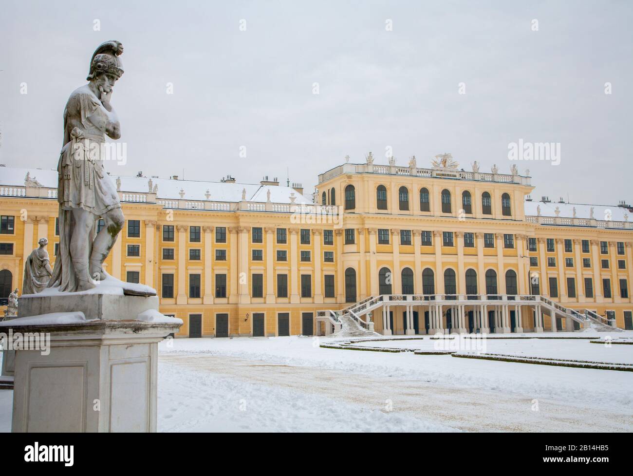 Wien, ÖSTERREICH - 15. JANUAR 2013: Das Schloss Schönbrunn im Winter. Stockfoto