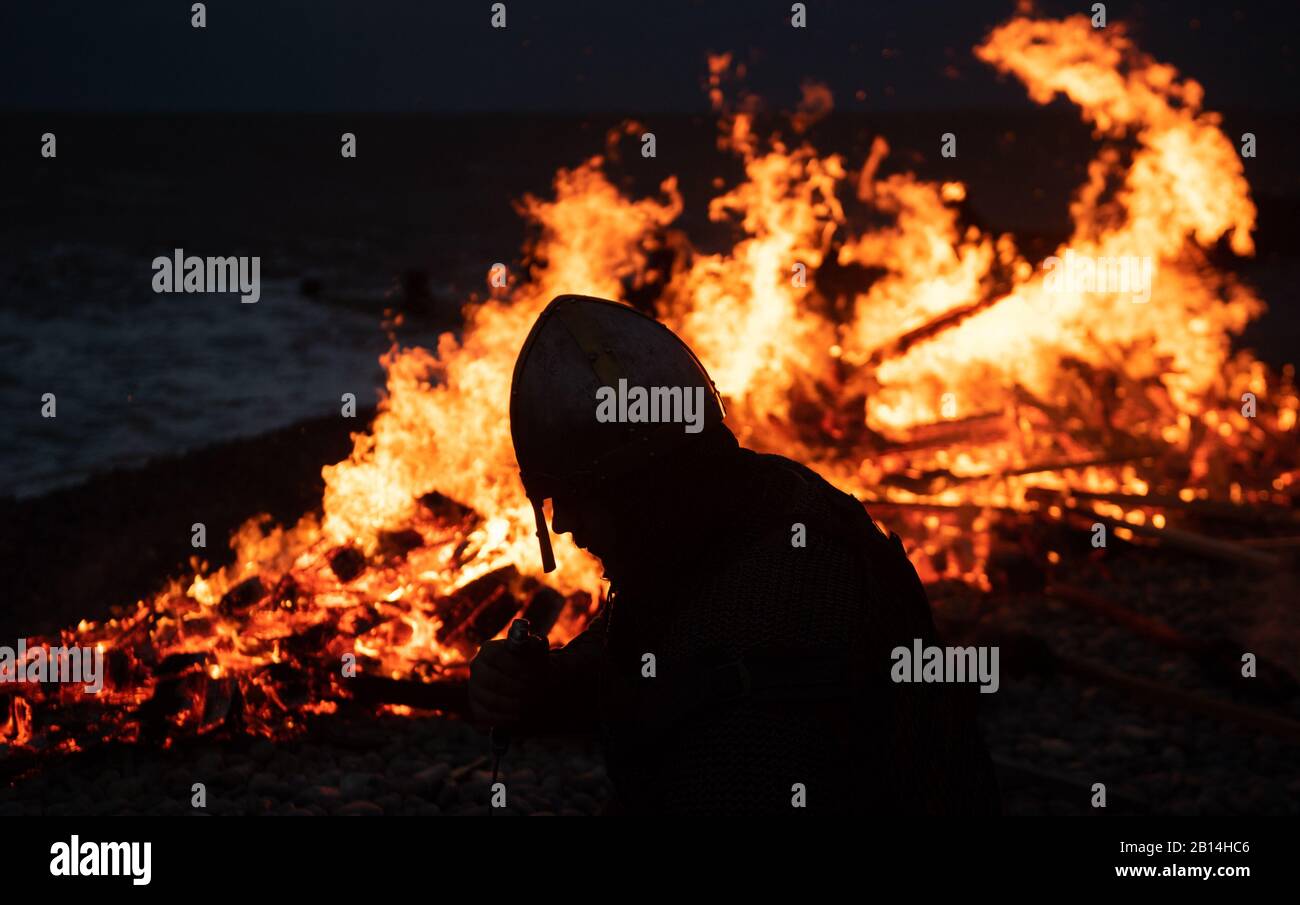 Die Überreste eines 28 Fuß langen Langboots brennt am Strand von Sheringham in Norfolk während des Sheringham Viking Festivals, einer Feier des Küstenortals Norse Heritage. Stockfoto