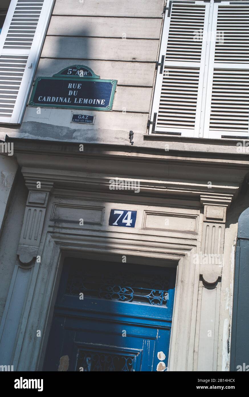Paris, Frankreich - 10. Juli 2013: Blaue Eingangstür der 74 Rue du Cardinal Lemoine, Ernest Hemingways Erste Adresse in Paris. Stockfoto