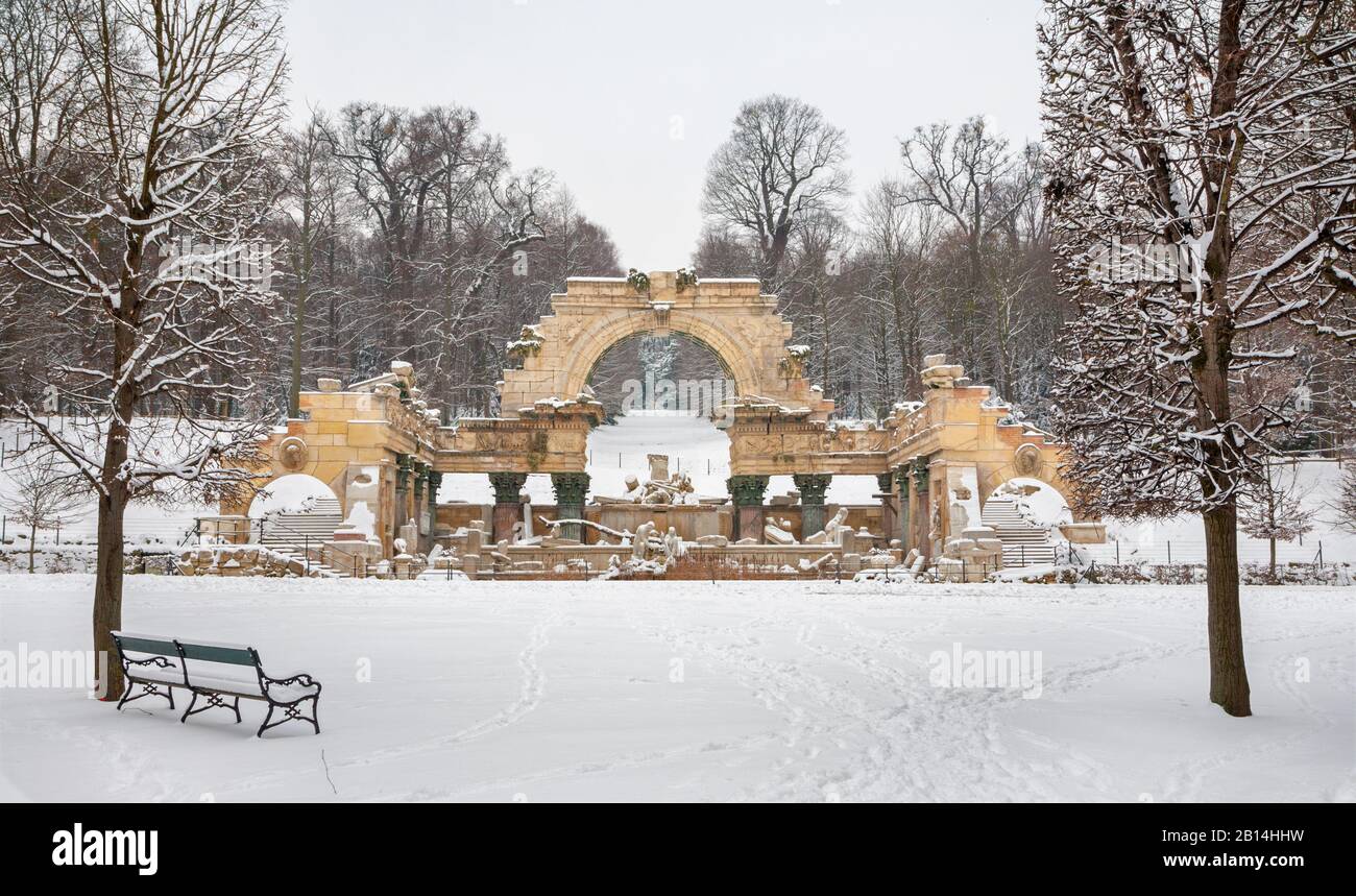 Wien, ÖSTERREICH - 15. JANUAR 2013: Ruinen im Garten des Schlosses Schönbrunn im Winter. Das Gebäude wurde von dem Architekten Johann Ferdinand Hetzendor entworfen Stockfoto