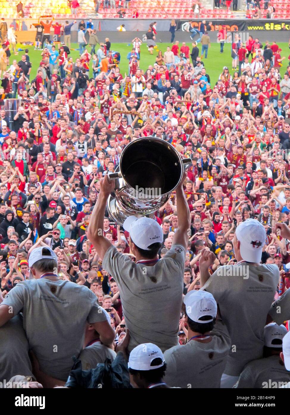 Sparta Prag Fußballspieler Mannschaftsgruppe feiert den Sieg und wird Meister des Spiels, während sie den Gewinn Putsch hält Stockfoto