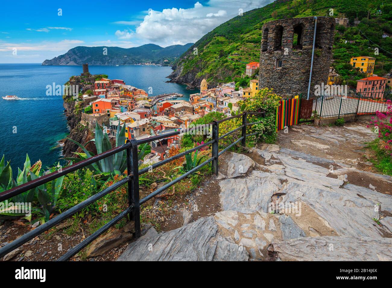 Berühmtes Reiseziel in Vernazza, majestätischer Blick von den Hügeln mit wunderbarem Wanderweg und Steinbastion, Cinque Terre, Ligurien, Italien, Stockfoto