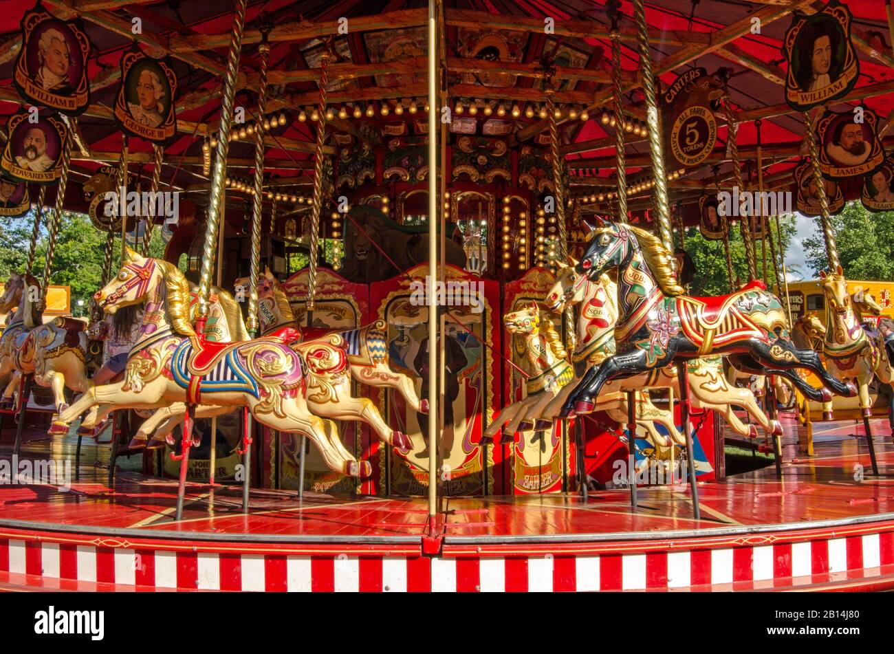 Basingstoke, Großbritannien - 1. September 2019: Vintage Steam Galloper Fairground Ride at Carter's Steam Fair an einem sonnigen Sommernachmittag in Basingstoke, Hampshi Stockfoto