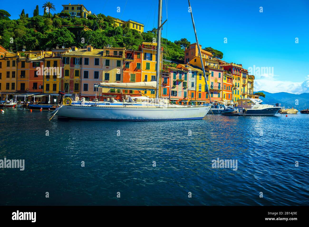 Süßes, mediterranes Resort mit spektakulärem, kleinem Hafen. Luxusyachten und Segelboote im Hafen, Portofino, Ligurien, Italien, Europa Stockfoto