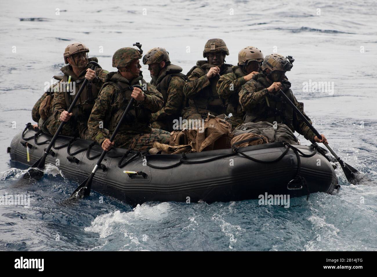 U.S. Marines with Bravo Company, Battalion Landing Team, 1st Battalion, 1st Marines, starte während eines amphibischen überfalls im Rahmen der Zertifizierungsübung vor der Küste von Okinawa, Japan, am 17. April 2018 ein "Combat Rubber Raiding Craft" vom Brunnendeck der "USS Green Bay" (LPD 20). Die 31st Marine Expeditionary Unit und das Amphibious Squadron 11 führten CERTEX als letzte Bewertung in einer Reihe von Trainingsübungen durch, die die Bereitschaft zur Krisenreaktion im gesamten Indopazifik sicherten. (USA Foto des Marine Corps von Cpl. Jonah Baase) Stockfoto