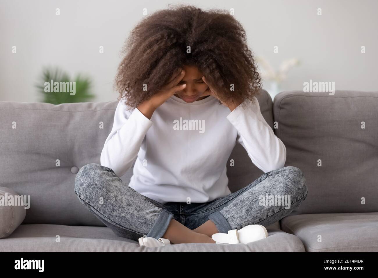 Depressiv verärgert afroamerikanische Teenager-Mädchen fühlen sich verletzt allein sitzend Stockfoto