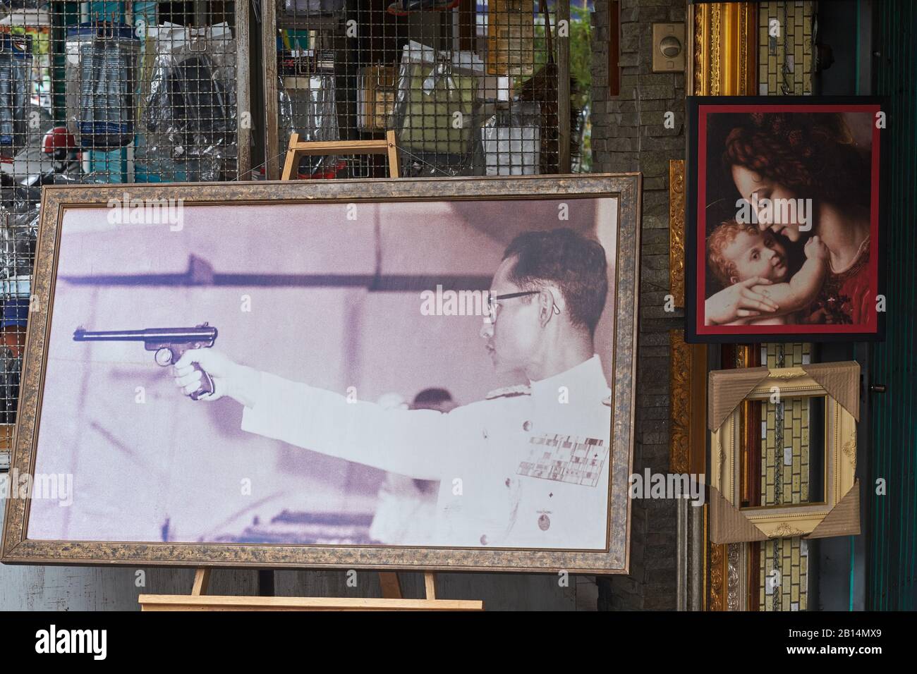 Ein seltenes, großes, gerahmtes Foto des verstorbenen thailändischen Königs Bhumipol Adulyadej, das ihn als eifrigen jungen Marksman zeigt; in einem Geschäft in Sam Yot, Bangkok, Thailand Stockfoto