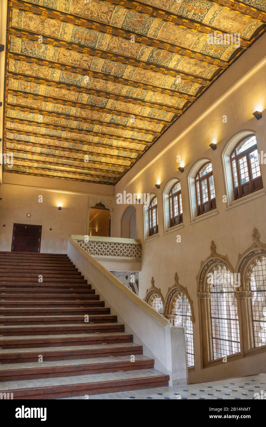 Zaragoza, SPANIEN - 2. MÄRZ 2018: Die Halle und die Treppe des Palastes La Aljaferia mit der bemalten Decke. Stockfoto