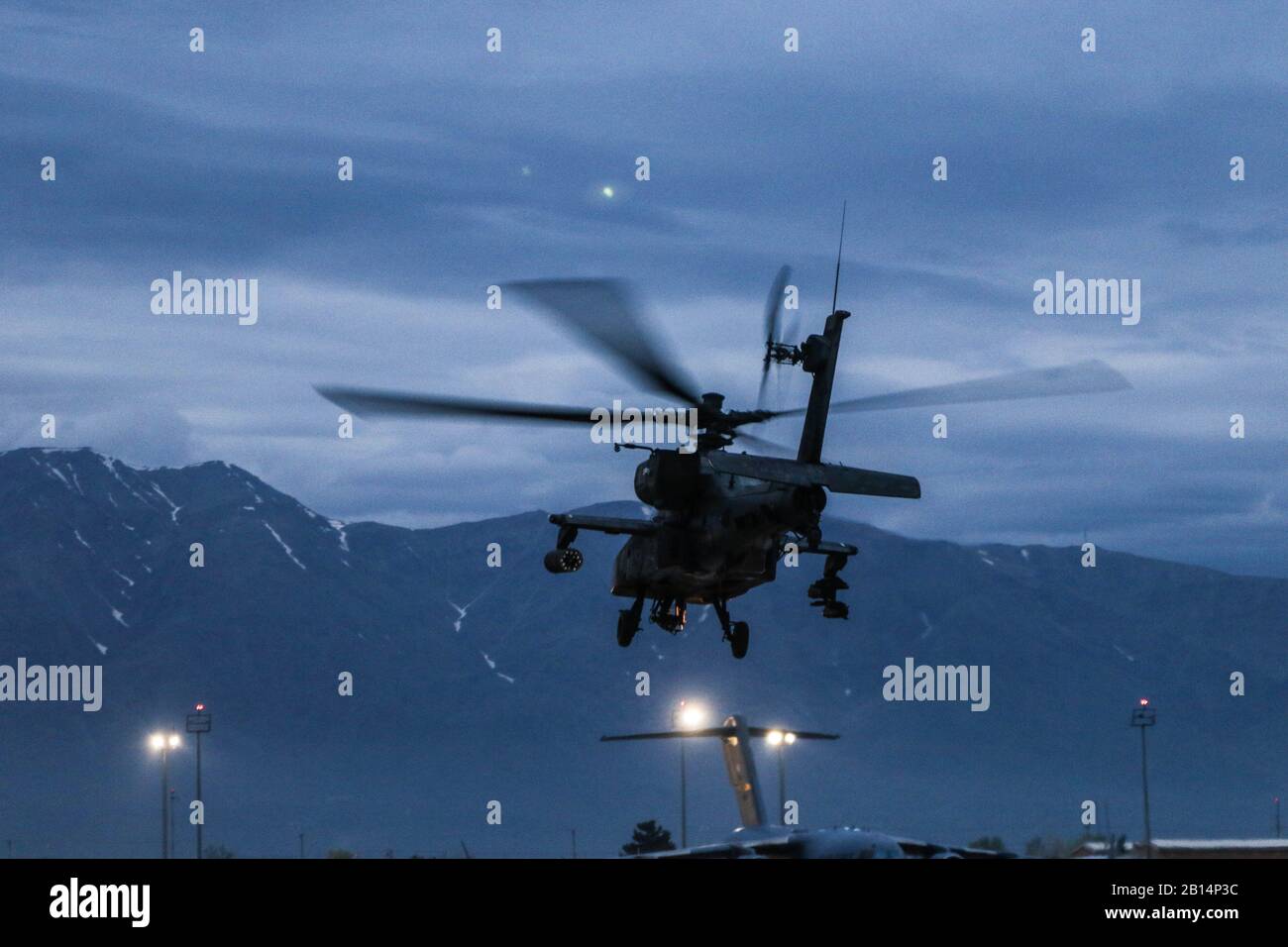 Eine AH-64 ist bereit, Luftverkehrstätigkeiten zur Unterstützung Der Operation Freedom Sentinel und Der Resoluten Unterstützung in Afghanistan durchzuführen, am 14. April 2019. (USA Armeefoto von Capt Roxana Thompson) Stockfoto