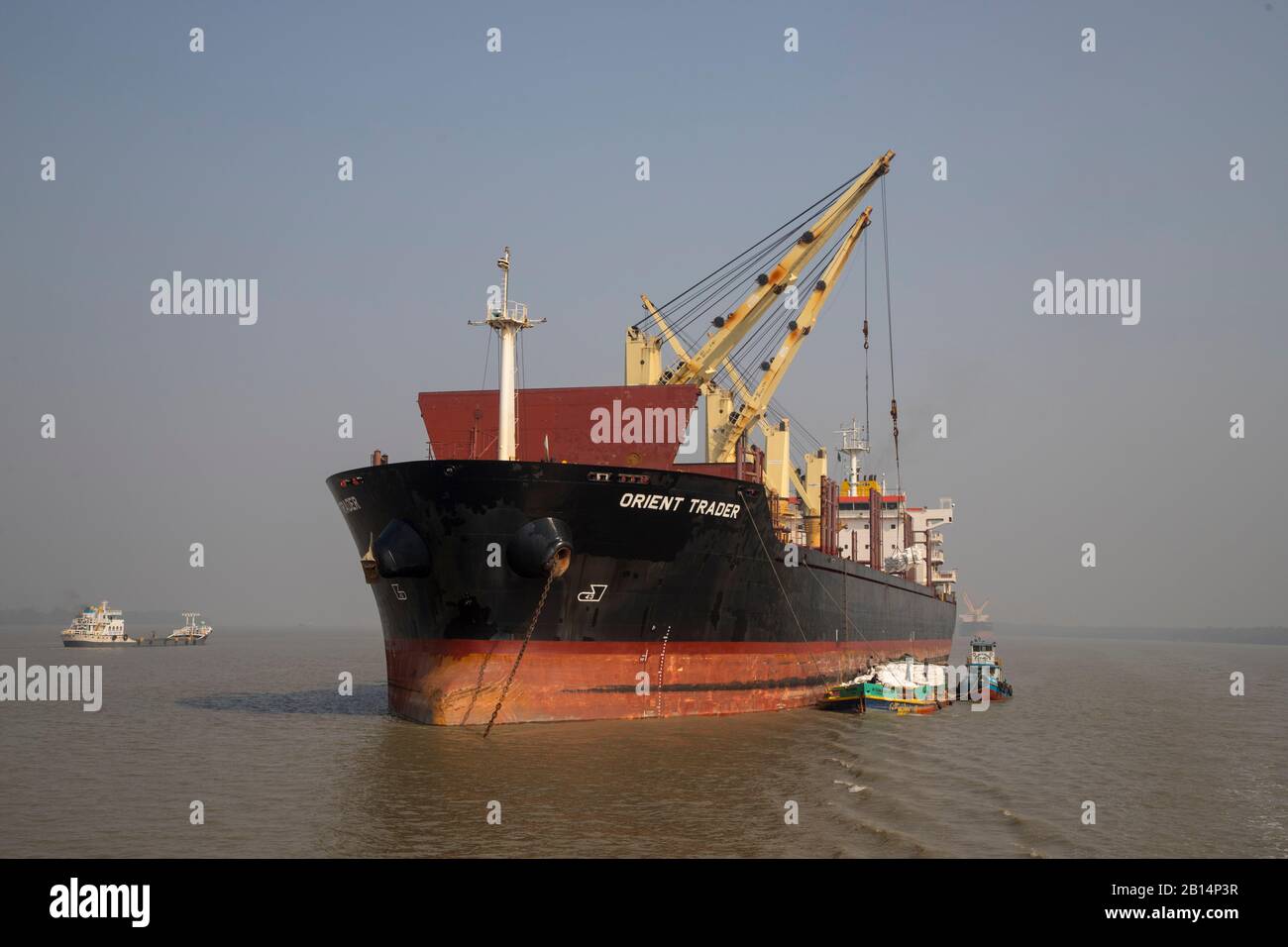 Ausländische Frachtschiffe ankerten am Fluss Poshur nahe dem Mongla Sea Port an. Bagerhat, Bangladesch Stockfoto