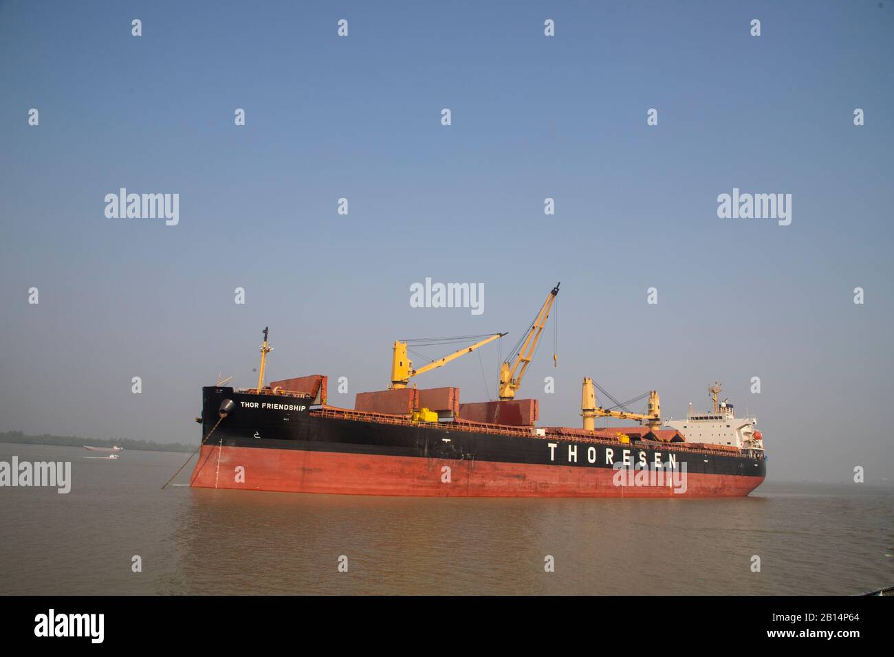 Ausländische Frachtschiffe ankerten am Fluss Poshur nahe dem Mongla Sea Port an. Bagerhat, Bangladesch Stockfoto