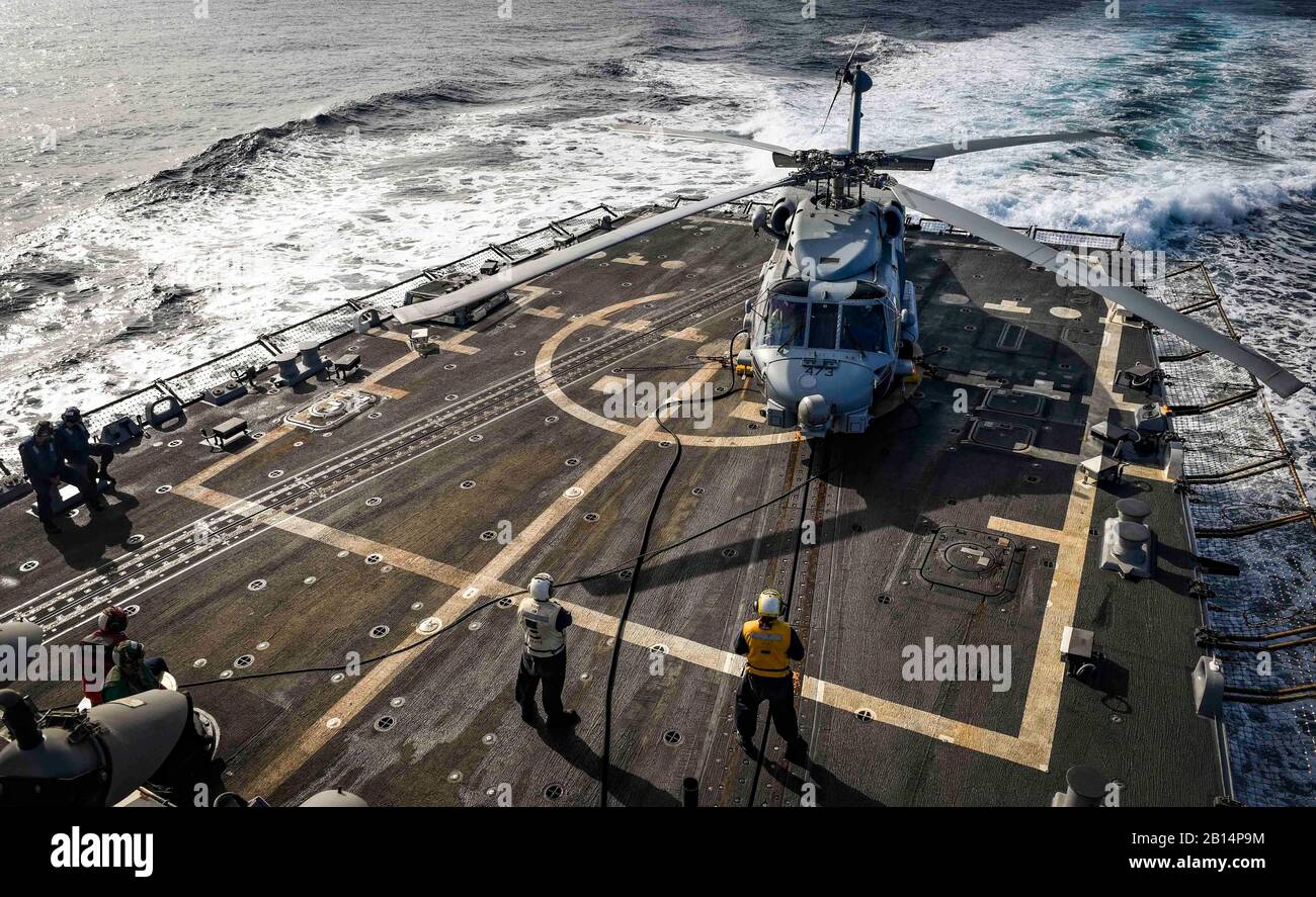 Us-Segler Ein MH-60R Sea Hawk Hubschrauber Hubschrauber Maritime Strike Squadron (HSM) 46 für den Flugbetrieb auf dem Flugdeck der Arleigh-Burke-Klasse geführte Anti-raketen-Zerstörer USS Oscar Austin (DDG79) im Atlantischen Ozean August 24, 2017. Die Oscar Austin war auf einem routinemäßigen Einsatz für die nationale Sicherheit der USA Interessen in Europa und der zunehmenden Theater Sicherheit gute Zusammenarbeit und freuen uns naval Präsenz in den USA 6 Flotte Bereich der Operationen. (U.S. Marine Foto von Mass Communication Specialist 2. Klasse Ryan U. Kledzik) Stockfoto