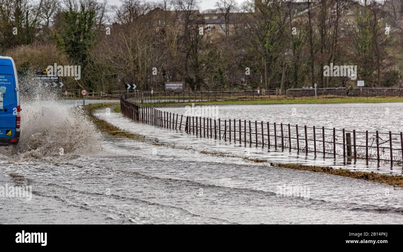 Überschwemmungen am Fluss Ure in North Yorkshire, England, Großbritannien Stockfoto