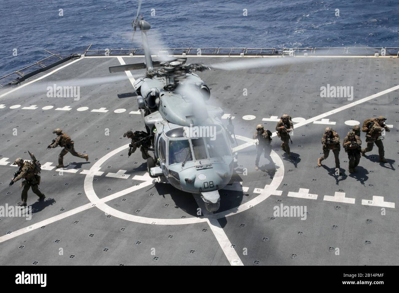 Us-Marines mit maritimen Raid-Kraft, 31 Marine Expeditionary Unit, Ausfahrt ein SH-60 Sea Hawk Hubschrauber während Besuchen, Board, Suche, und Beschlagnahme Training während der Zertifizierung an Bord der USNS Richard E. Byrd (T-AKE 4), während in den Pazifischen Ozean April 20, 2018 im Gange. Die 31. MEU und amphibische Squadron 11 CERTEX als die abschließende Bewertung in einer Reihe von Übungen durch die Bereitschaft zur Reaktion auf Krisen in der gesamten indopazifischen Region. (U.S. Marine Corps Foto von Lance Cpl. Amy Phan) Stockfoto