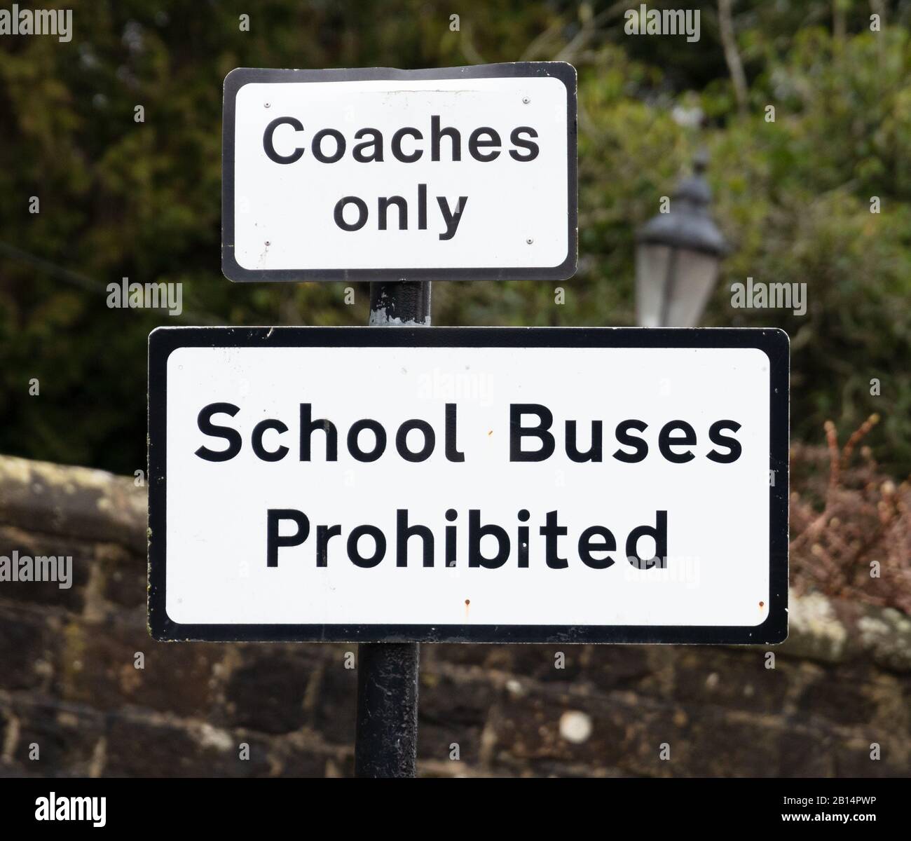 Schulbusse untersagten Schild, England, Großbritannien Stockfoto