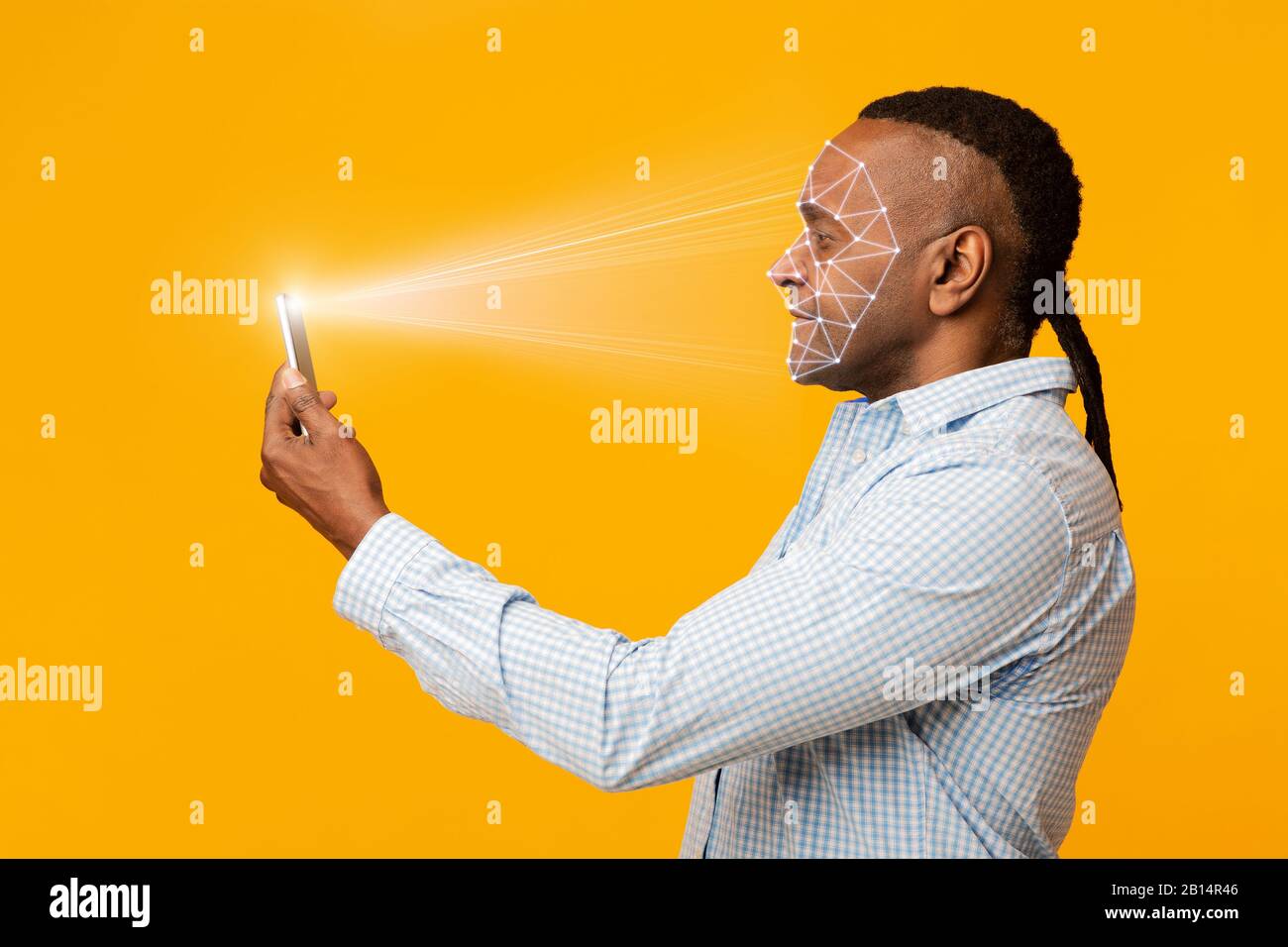 Reifer afrikaner scannt sein Gesicht mit mobiler App Stockfoto