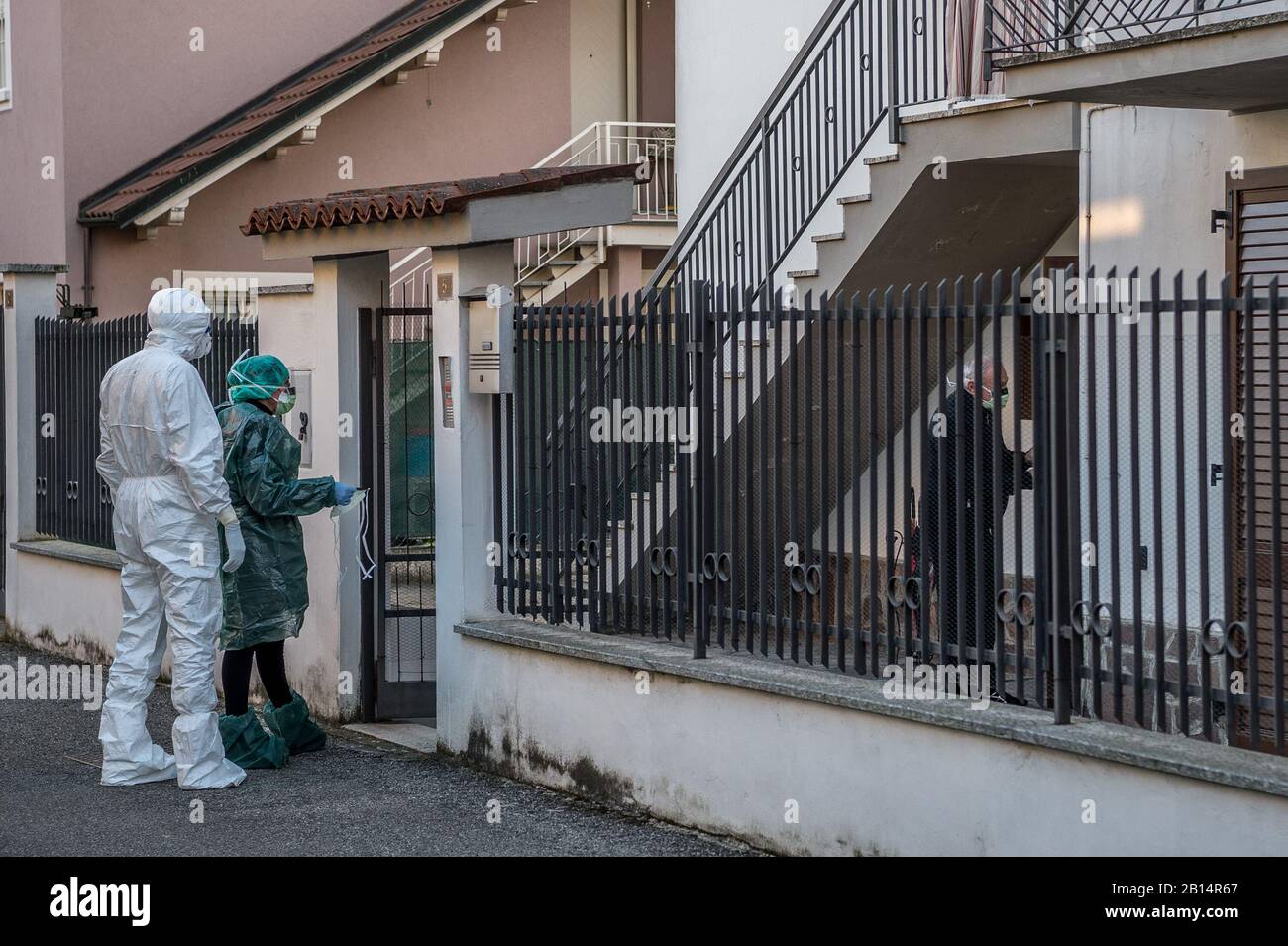 Castiglione D'adda. Die NAS bringen die Eltern der Infizierten ins Krankenhaus in Castiglione D'adda (Carlo Cozzoli/Fotogramma, Mailand - 2020-02-22) p.s. la Foto e' utilizzabile nel rispetto del contesto in cui e' stata scattata, e senza intento diffamatorio del decoro delle persone rapate Stockfoto