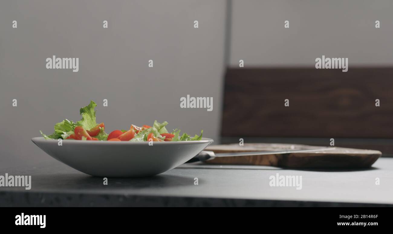 Tomaten geben Salat in weißer Schüssel und breitem Foto Stockfoto