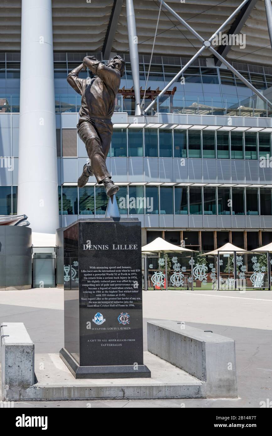 Eine Tribute-Statue für den großen australischen Schnellbowler Dennis (DK) Lillee, der außerhalb des Melbourne Cricket Ground (MCG) in Australien montiert ist Stockfoto