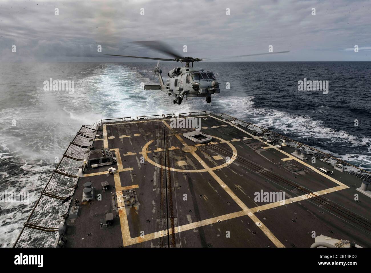 Ein U.S. Navy MH-60R Sea Hawk Hubschrauber, Hubschrauber Maritime Strike Squadron (HSM) 46, Det zugeordnet. 1, landet auf dem Flugdeck der Arleigh-Burke-Klasse geführte Anti-raketen-Zerstörer USS Oscar Austin (DDG79) im Atlantischen Ozean 26.08.2017. Oscar Austin auf einer routinemäßigen Bereitstellung unterstützen die nationale Sicherheit der USA Interessen in Europa und der zunehmenden Theater Sicherheit gute Zusammenarbeit und freuen uns naval Präsenz in den USA 6 Flotte Bereich der Operationen. (U.S. Marine Foto von Mass Communication Specialist 2. Klasse Ryan U. Kledzik) Stockfoto