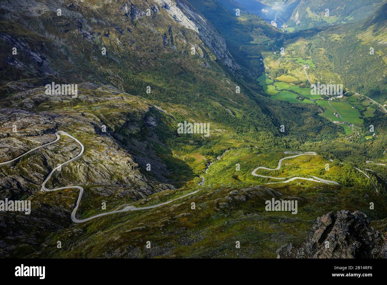 Geiranger Gehweg. So sieht es auf der Spitze aus, die vom berühmten Fjord wegblickt. Stockfoto