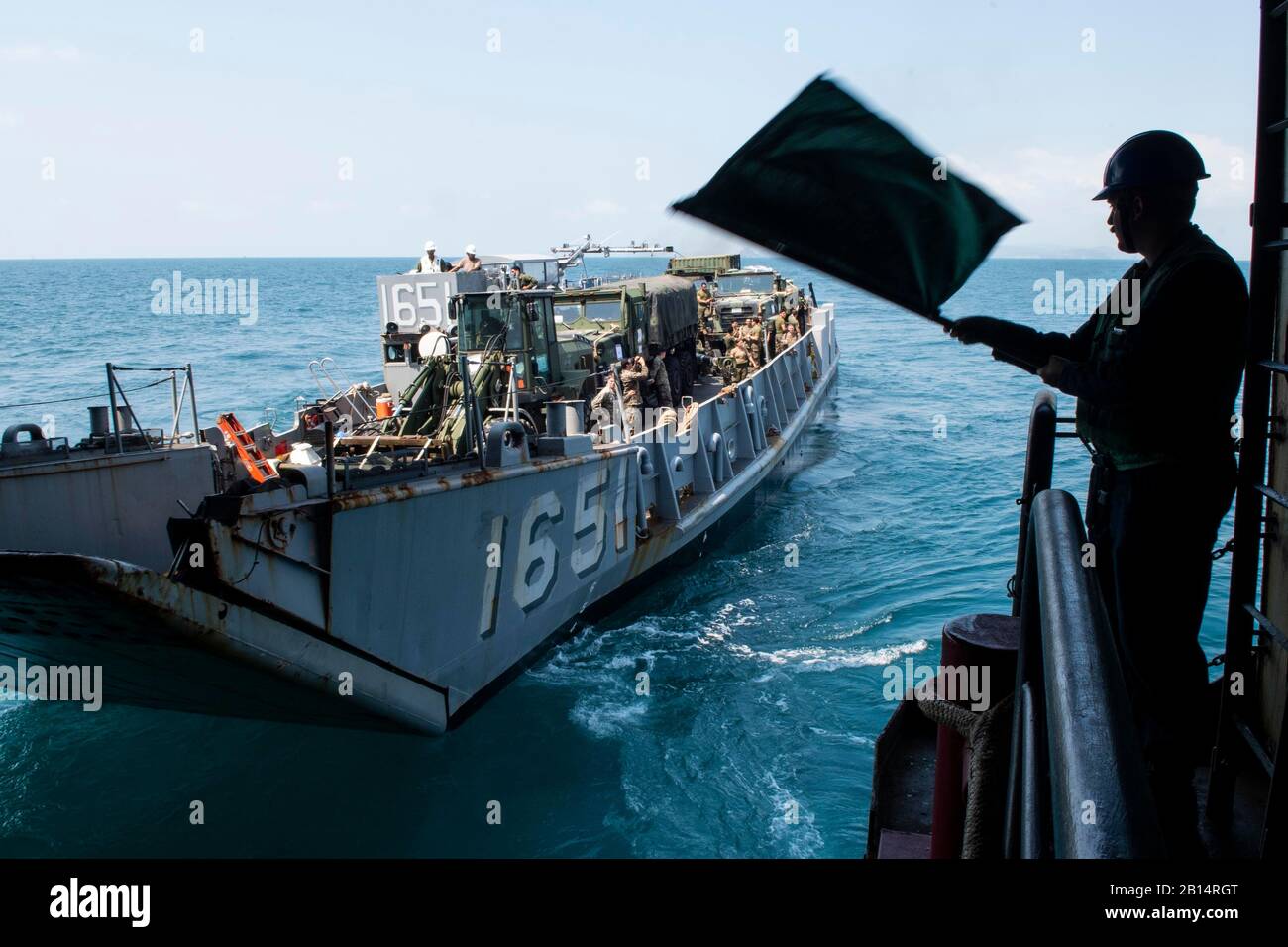 U.S. Navy Landing Craft Utility (LCU) 1651 zu Naval Beach (NBU) 7, fährt das Deck des amphibious Transport dock Schiff USS Green Bay LPD (20) in den Golf von Thailand, Feb 7, 2019 zugeordnet. Die Green Bay, Teil der Wasp amphibischen bereit, Gruppe, mit Eingeschifft 31 Marine Expeditionary Unit (MEU), in Thailand, die in der Übung Cobra Gold 2019 zu beteiligen. Cobra Gold ist eine multinationale Übung von Thailand und den Vereinigten Staaten gefördert werden, ist entworfen, um die regionale Sicherheit und wirksame Reaktion auf die Krise Kontingenzen durch ein robustes Multinationale Truppe zu c-Adresse Stockfoto