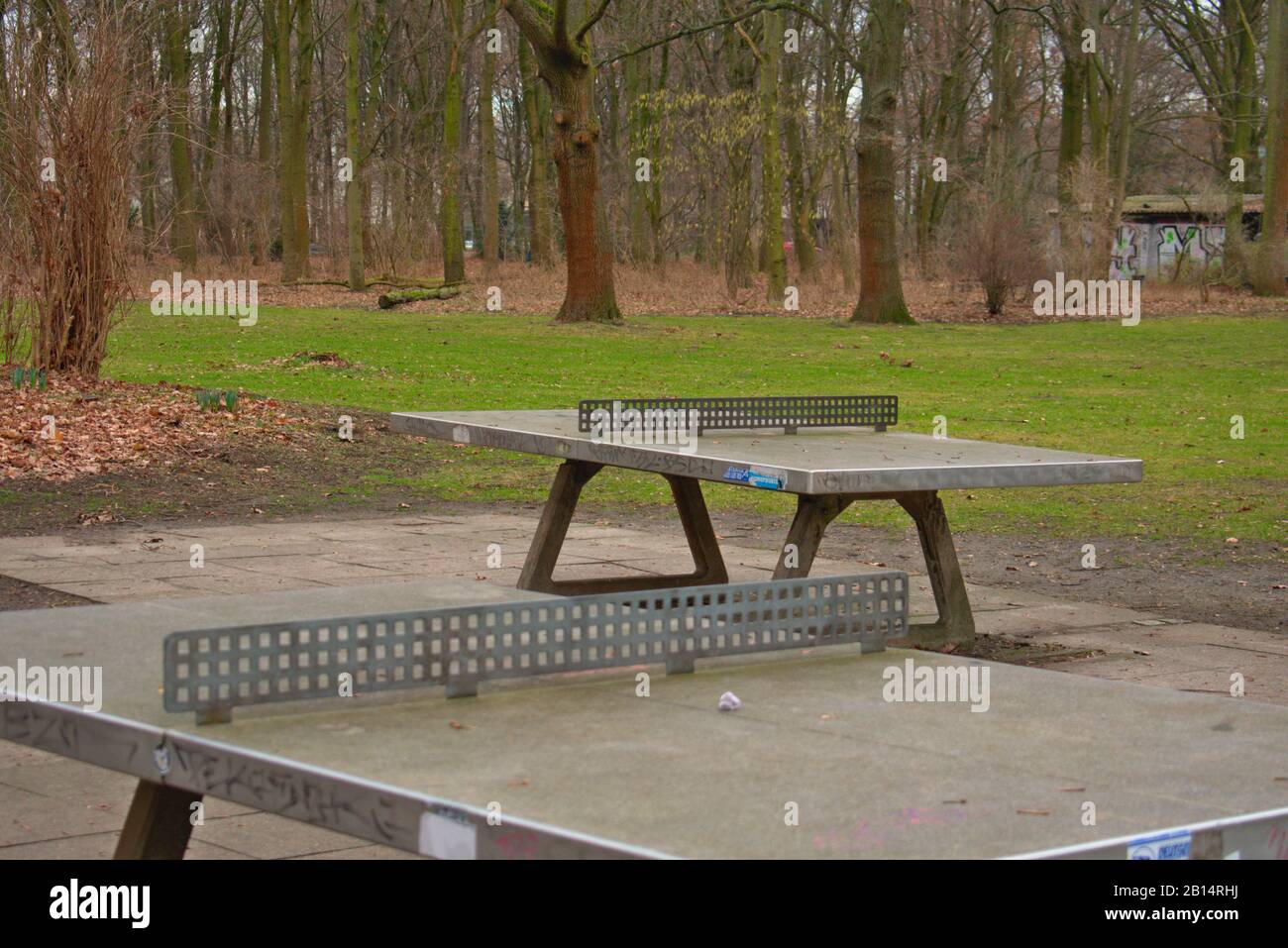 Öffentliche Tischtennisplatten im Berliner Tiergarten Stockfotografie -  Alamy