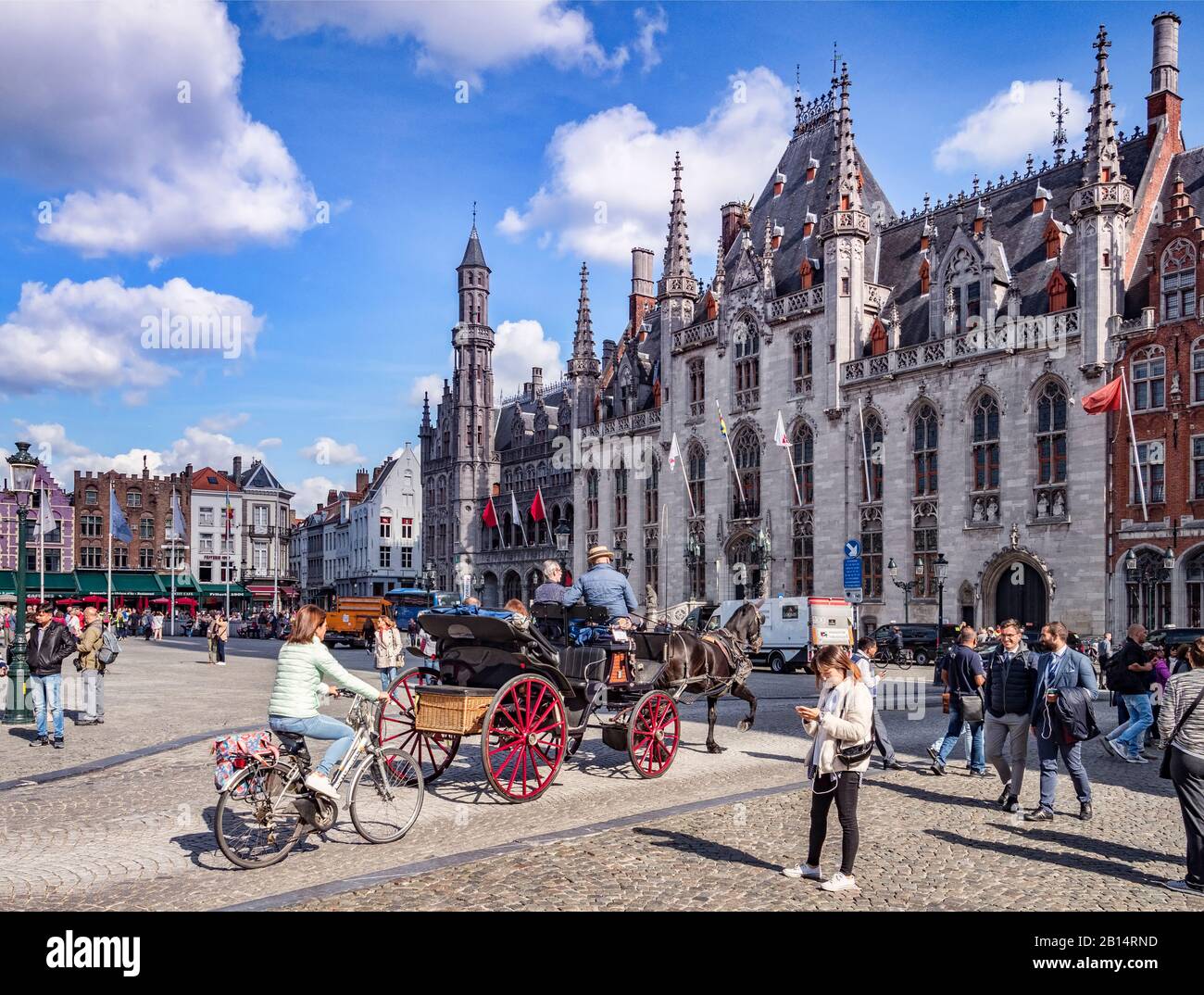 25. September 2018: Brügges, Belgien - Blick auf den Markt oder Den Marktplatz vor dem Provinzgericht, dem ehemaligen Sitz der Kommunalverwaltung. Die A. Stockfoto