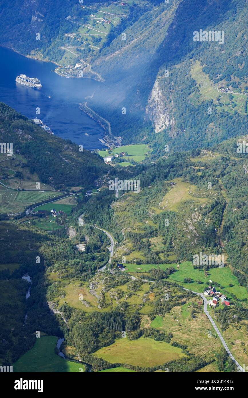Geiranger Gehweg. So sieht es auf der Spitze aus, die vom berühmten Fjord wegblickt. Stockfoto