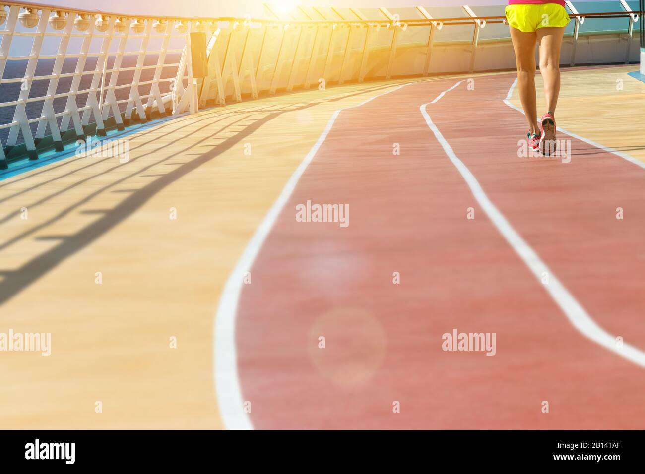 Gesunde Lebensgewohnheiten. Junge Fitnessfrau läuft auf Sportler-Laufstrecke auf dem Kreuzfahrtschot. Sport Hintergrund Stockfoto