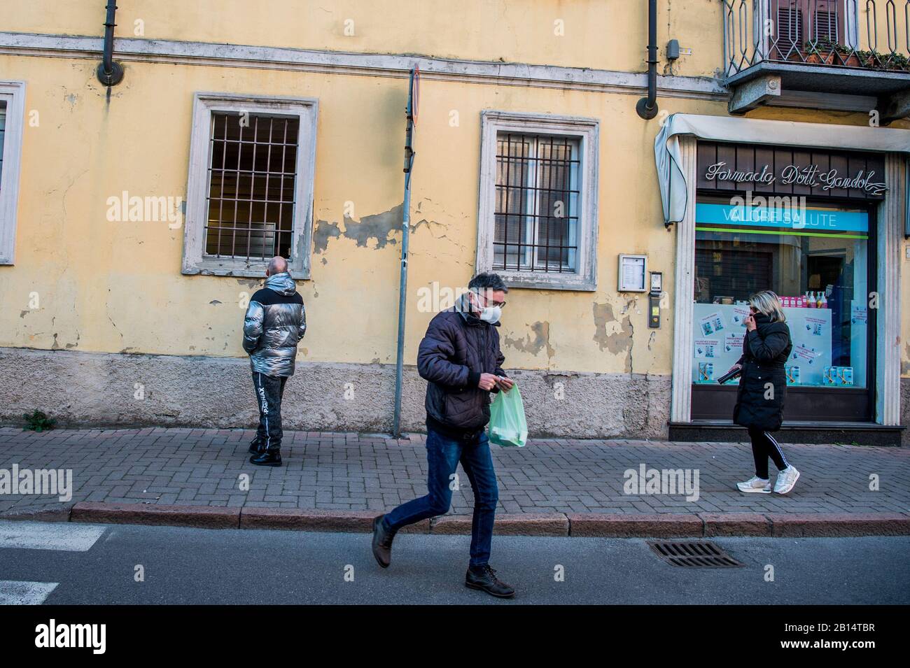 Castiglione D'Adda Apotheke und Ankunft des Krankenwagens im Hause der Eltern des Patienten (Carlo Cozzoli/Fotogramma, Mailand - 2020-02-22) p.s. la Foto e' utilizzabile nel rispetto del contesto in cui e' stata scattata, e senza intento diffamatorio del decoro delle persone prapate presentate Stockfoto