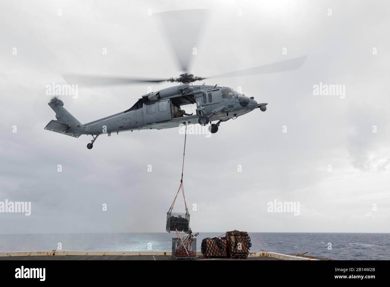 170625-N-ZL 062-139 CORAL SEA (25. Juni 2017) Eine MH-60S Seahawk Hubschrauber, der "Insel der Ritter" Hubschrauber Meer Combat Squadron (HSC) 25, erhält Cargo aus der Flight Deck des amphibious Transport dock USS Green Bay (LPD 20) während einer vertikalen Auffüllung der Vorräte an Bord zugewiesen. Green Bay, Teil der Bonhomme Richard Expeditionary Strike Group, ist die in der Indo-Asia-pazifischen Region Partnerschaften zu verbessern und eine fertige Antwort für jede Art von Kontingenz. (U.S. Marine Foto von Mass Communication Specialist 3. Klasse Sarah Myers/Freigegeben) Stockfoto