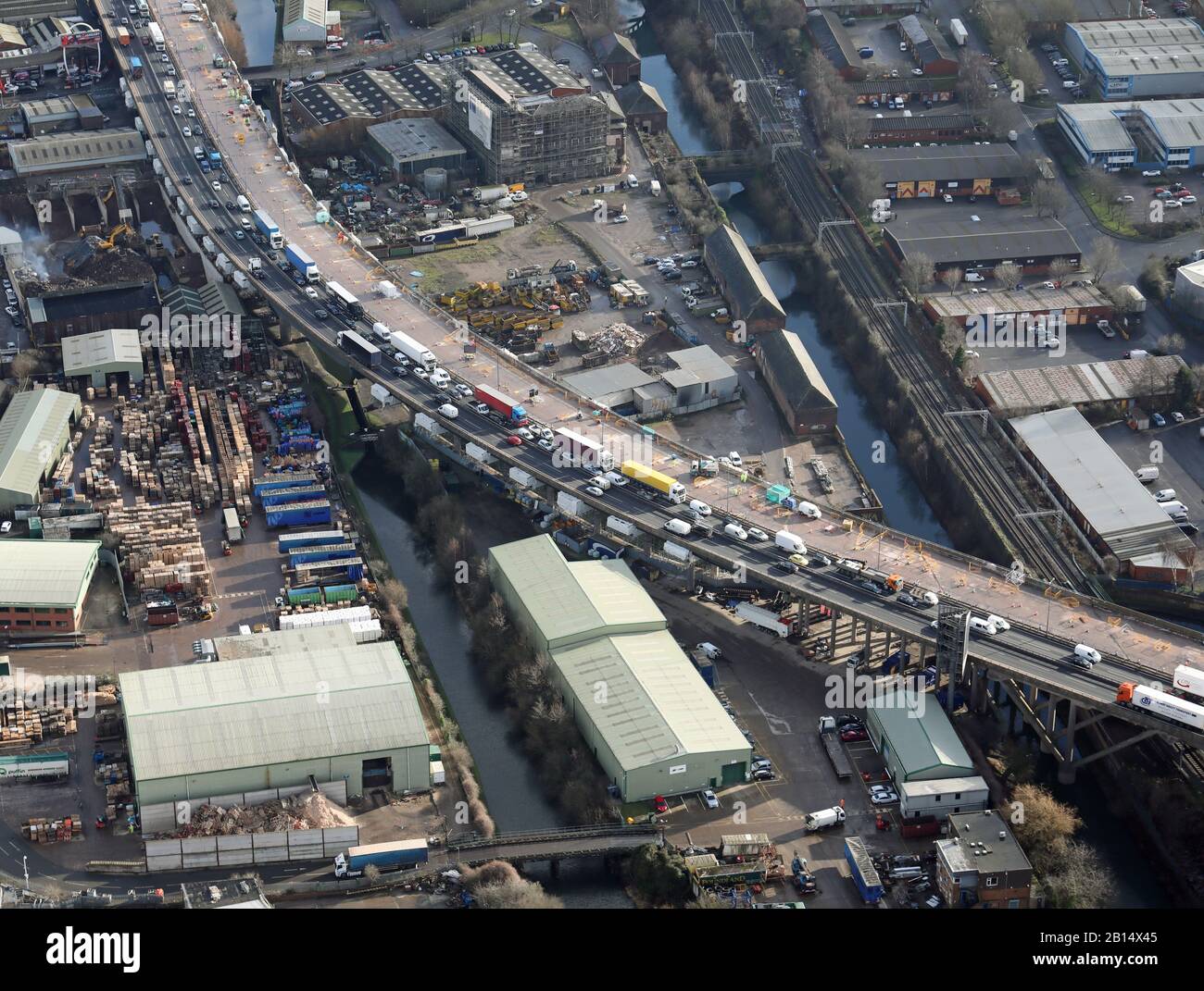 Luftaufnahme eines erhöhten Abschnitts der M5 im Raum West Bromwich Smethwick in Birmingham, mit Straßenarbeiten und Warteschlangenverkehr Stockfoto