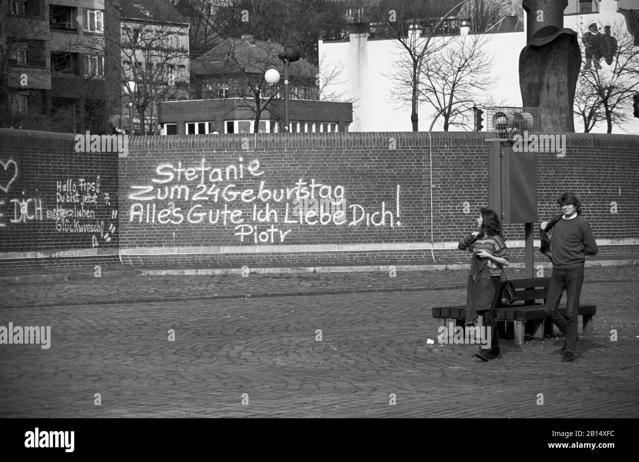 Quayside Walk am St. Pauli Fischmarkt, Hamburg, Deutschland, ca. 1988. Graffiti lautet: "Die Fanie an ihrem 24. Geburtstag ist alles gut, ich liebe dich! Piotr' Schwarz-Weiß-Filmfoto Stockfoto
