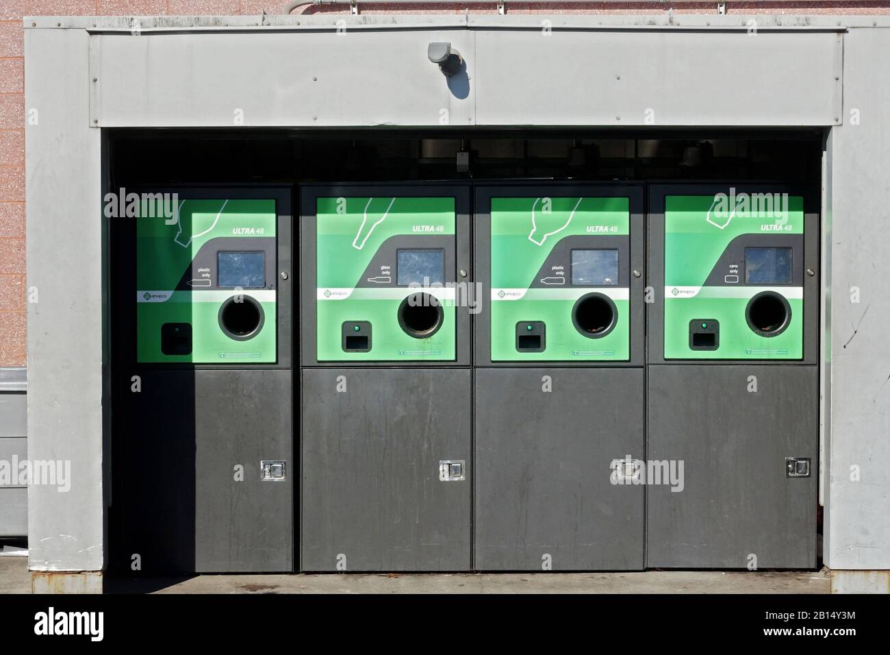 Automated deposit bottle & can return machines in the College Point Center Mall, College Point, Queens, New York Stockfoto