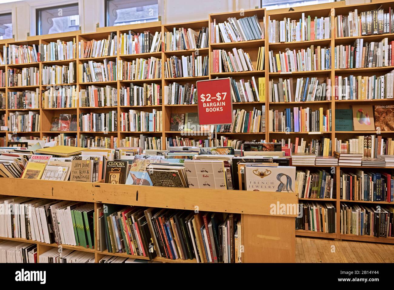 Ein Teil der Bücher, die im zweiten Stock des Buchladens Strand am Broadway in Greenwich Village, Manhattan, New York City, verkauft werden. Stockfoto