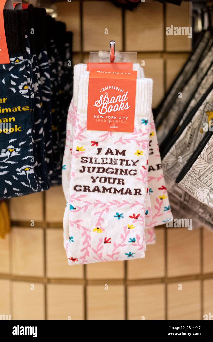 Socken mit einer lustigen Botschaft zum Verkauf im Strand Book Store in Greenwich Village, Manhattan, New York City. Stockfoto