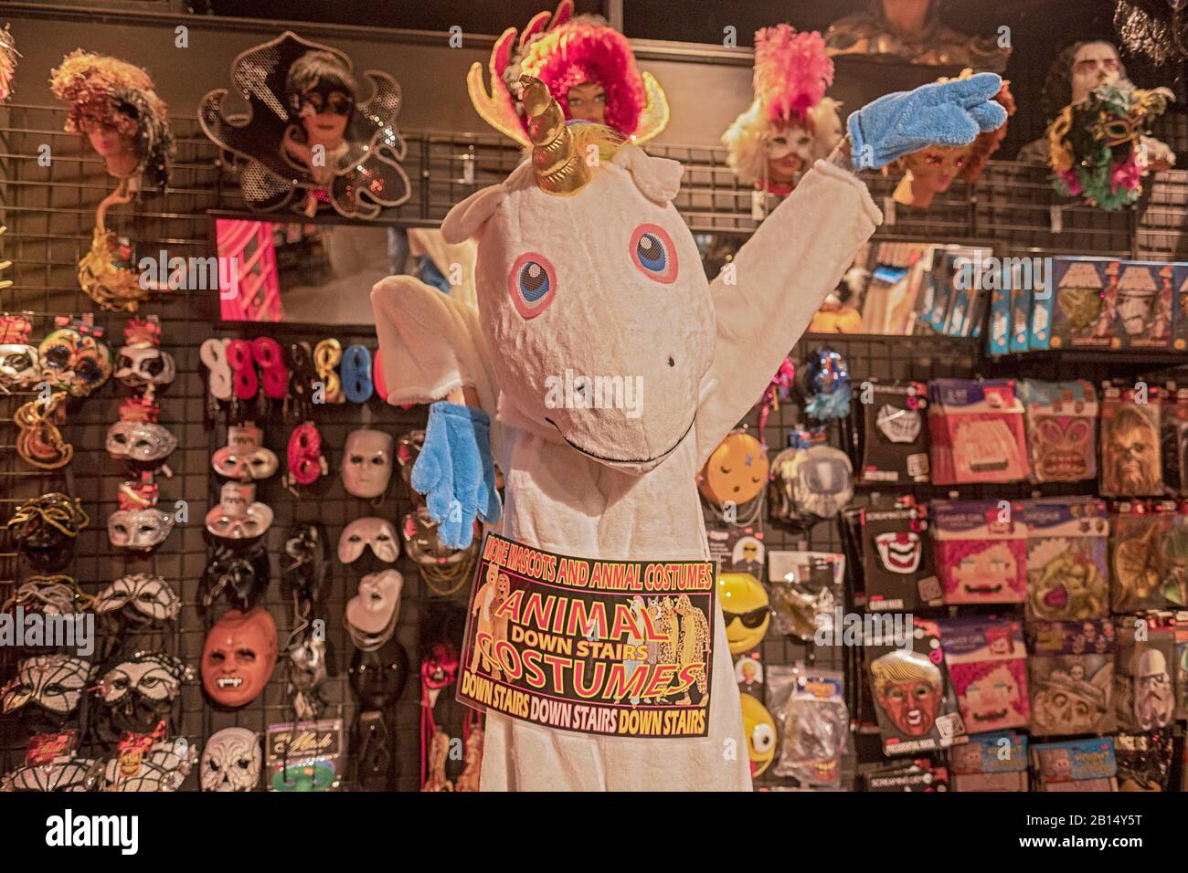 Ein lebenserregendes Einhorn-Ganzkörperkostüm, das im Halloween-Abenteuer  zu sehen ist, ein Kostümladen am Broadway in Manhattan, New York City  Stockfotografie - Alamy