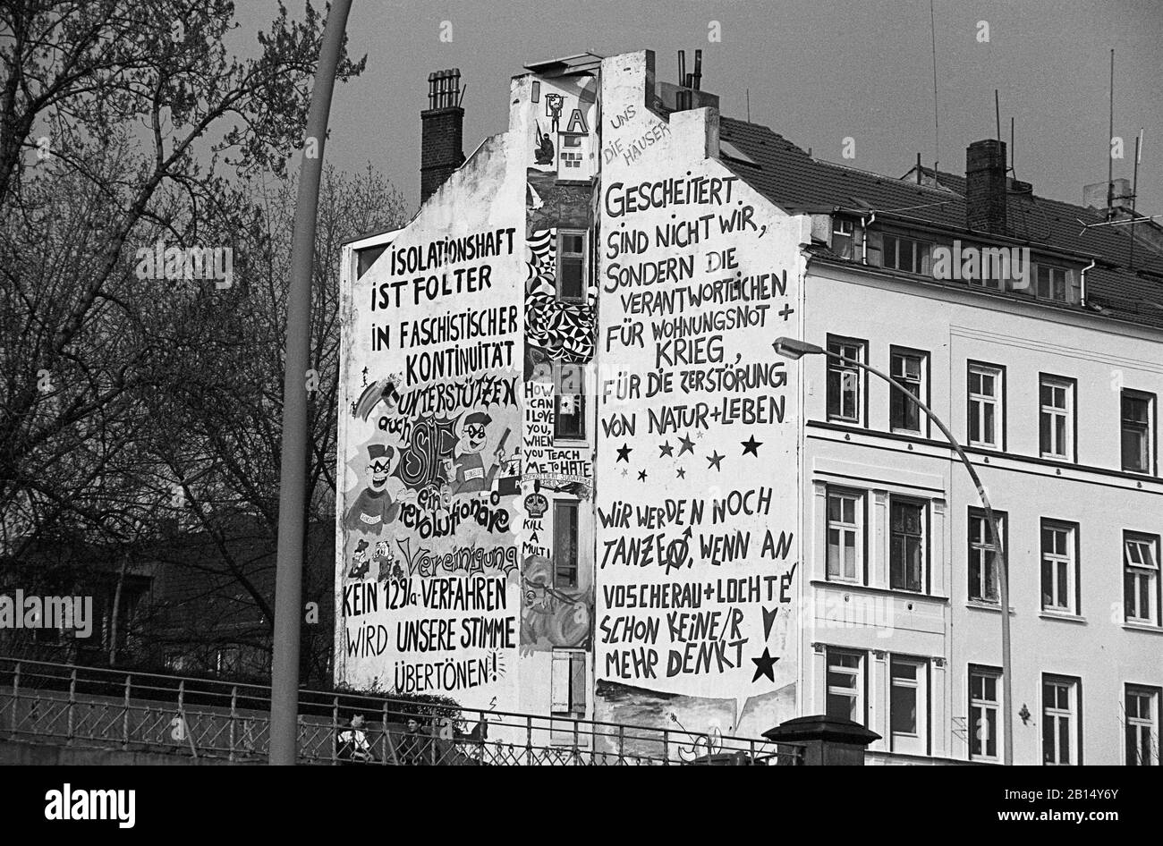 Hausbesetzer an der St. Pauli Hafenstraße, Hamburg, Deutschland, ca. 1988. Während der 1980er Jahre waren diese Hausbesetzer ein Brennpunkt für verschiedene soziale Konflikte, mit Krawallen und gewalttätigen Auseinandersetzungen zwischen den Hausbesetzern und Polizeikräften oder Gruppen von Faschisten, die mit Rowdys vermischt waren. Die Häuser wurden 1995 an eine Genossenschaft verkauft, um das Konfliktpotenzial zwischen den Bewohnern und dem Staat zu entschärfen. Schwarzweiß-Filmfoto Stockfoto