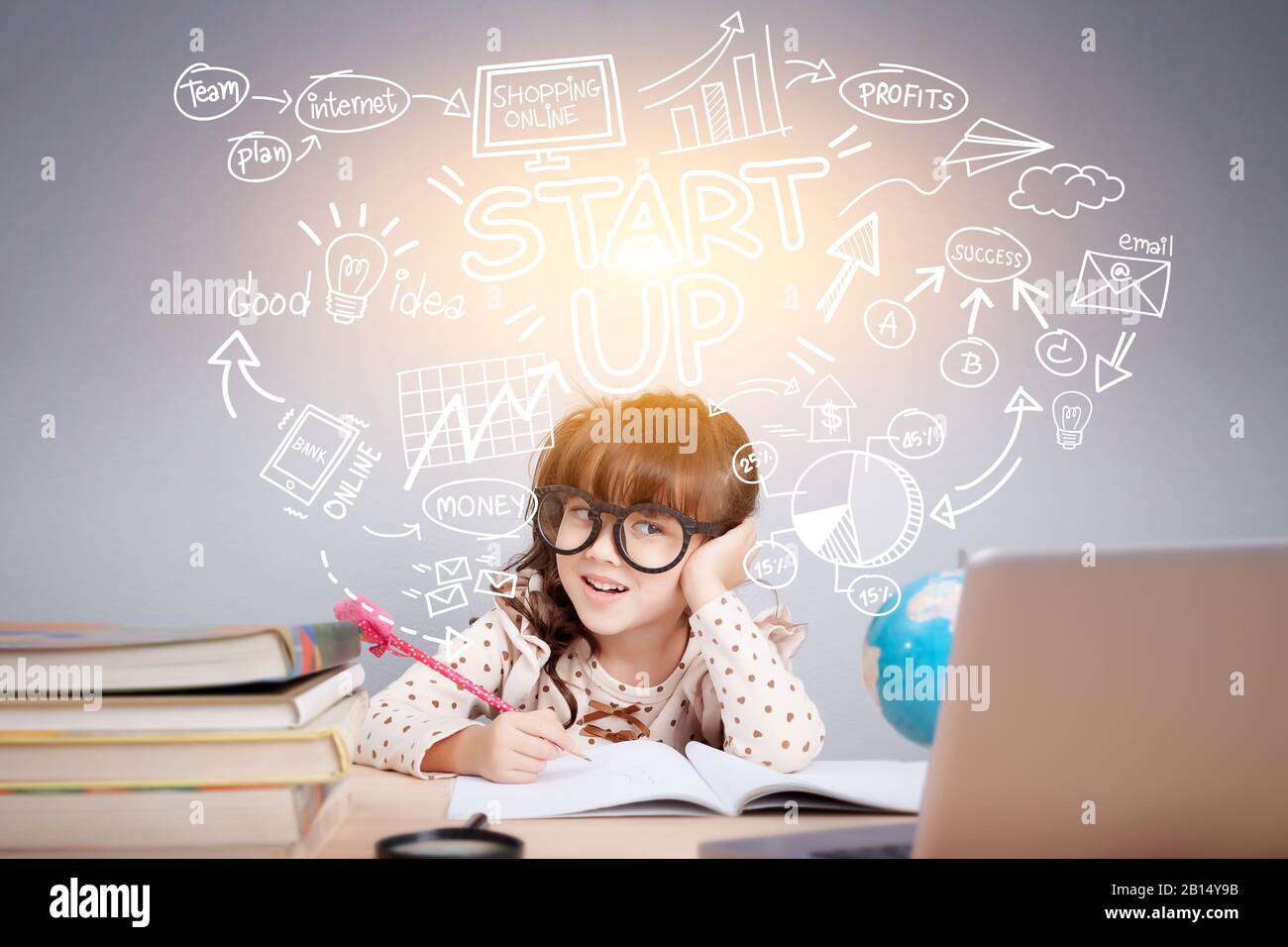 Easy Start up Business Planner Management-Konzept : Porträt eines niedlichen Mädchen sitzt auf dem Schreibtisch mit Smiley Gesicht Denken mit einer Geschäftsidee Stockfoto