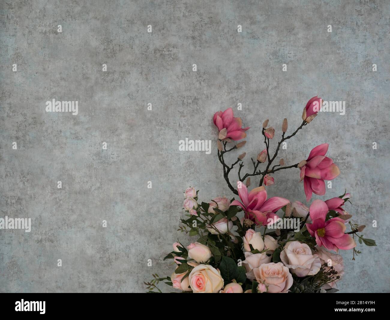 Rosenstrauß mit Grunge-Tapete für den Hintergrund Stockfoto