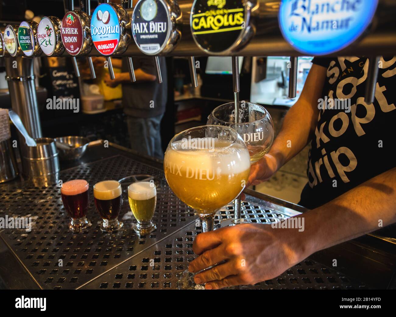 Gießen von Bier und glas. Viel Bier im 2Be Bierkneipe, Ausgießgetränk. Stockfoto