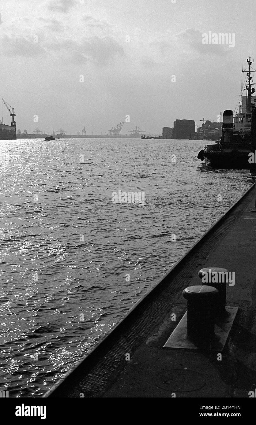Blick auf die Elbe von St. Pauli-Landungsbrücken, Hamburg, Deutschland, ca. 1988. Schwarzweiß-Filmfoto Stockfoto