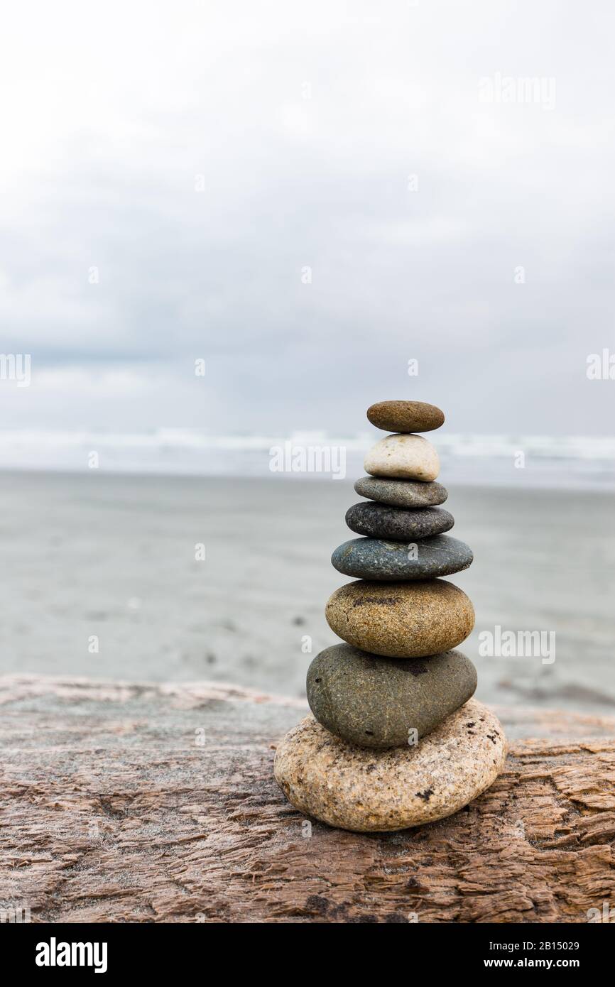 Steinstapel in perfekter Balance zum Entspannen Stockfoto
